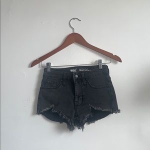 Distressed black high rise short denims🖤